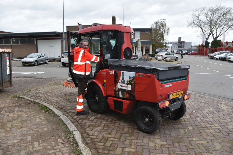 De machinist laat zien dat je gemakkelijk in en uit de cabine stapt De machinist laat zien dat je gemakkelijk in en uit de cabine stapt