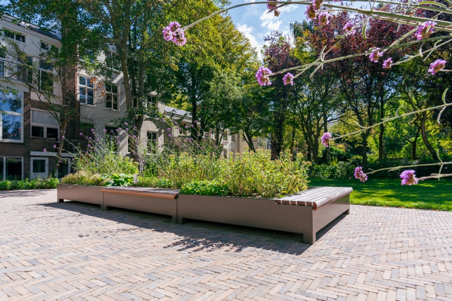 De Greenpoints van FURNS bieden zitgelegenheid en verkoeling in de Bazarlaan in Den Haag De Greenpoints van FURNS bieden zitgelegenheid en verkoeling in de Bazarlaan in Den Haag