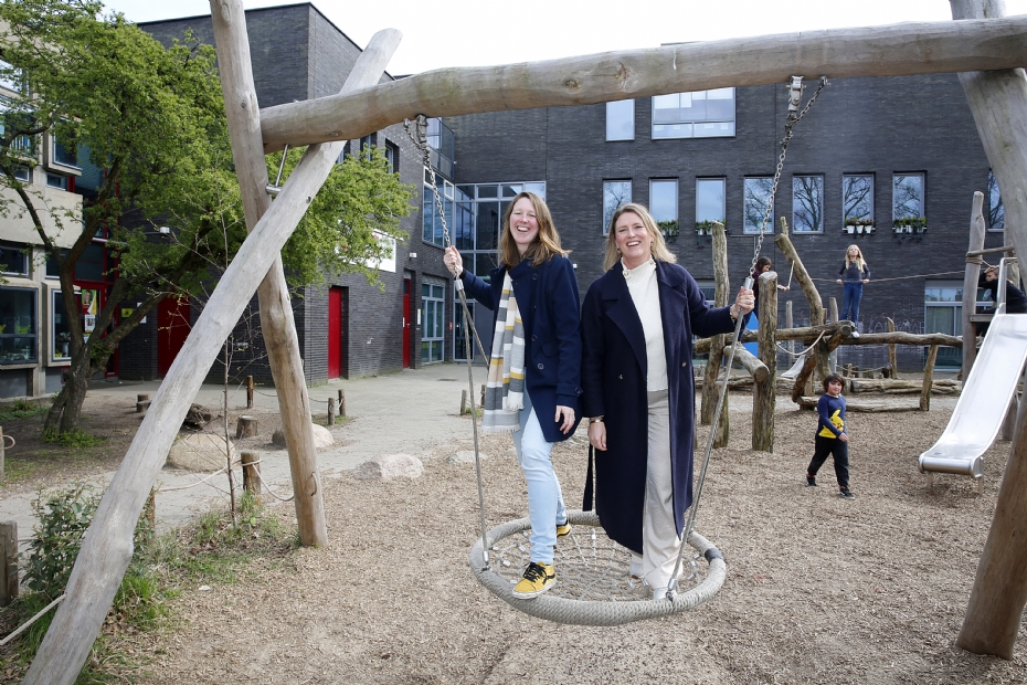 Doe-het-zelfketen Praxis en Jantje Beton slaan de handen ineen om samen schoolpleinen te vergroenen; op de foto Marlies Bouman van Jantje Beton (links) en Corine Duchenne, directeur van Praxis (rechts) Doe-het-zelfketen Praxis en Jantje Beton slaan de handen ineen om samen schoolpleinen te vergroenen; op de foto Marlies Bouman van Jantje Beton (links) en Corine Duchenne, directeur van Praxis (rechts)