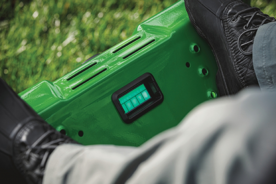 Het bescheiden ledscherm tussen de voeten van de chauffeur Het bescheiden ledscherm tussen de voeten van de chauffeur