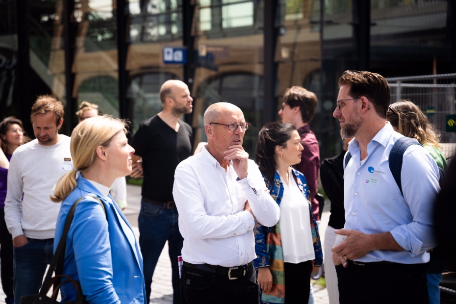 'Buitenspelen': een gezamenlijk moment buiten. Foto door: Rocketboys 'Buitenspelen': een gezamenlijk moment buiten. Foto door: Rocketboys