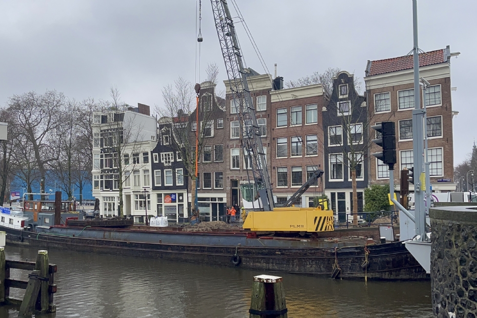 Wanneer de kademuren niet zwaar belast kunnen worden, worden bomen vanaf het water op of van de kade gehesen Wanneer de kademuren niet zwaar belast kunnen worden, worden bomen vanaf het water op of van de kade gehesen