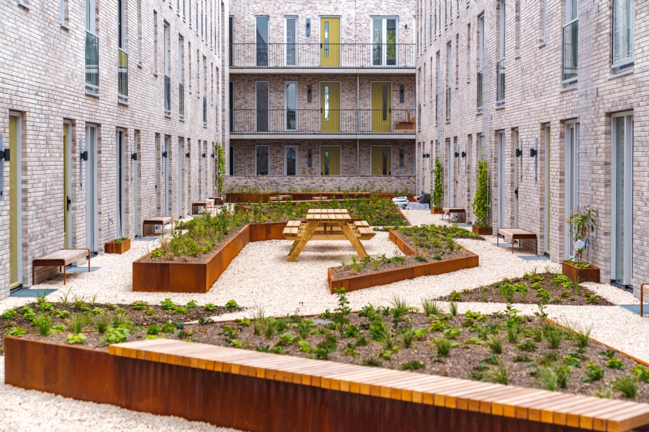 Het cortenstaal van de FURNS-plantenbakken geeft de daktuin op het Slachthuisterrein een warme uitstraling Het cortenstaal van de FURNS-plantenbakken geeft de daktuin op het Slachthuisterrein een warme uitstraling