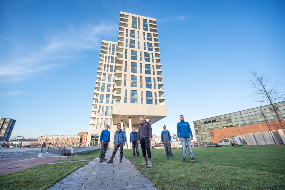 Het team van Schadenberg, met Edwin Schiks (vooraan) bij het project De Steltloper in Amsterdam Het team van Schadenberg, met Edwin Schiks (vooraan) bij het project De Steltloper in Amsterdam