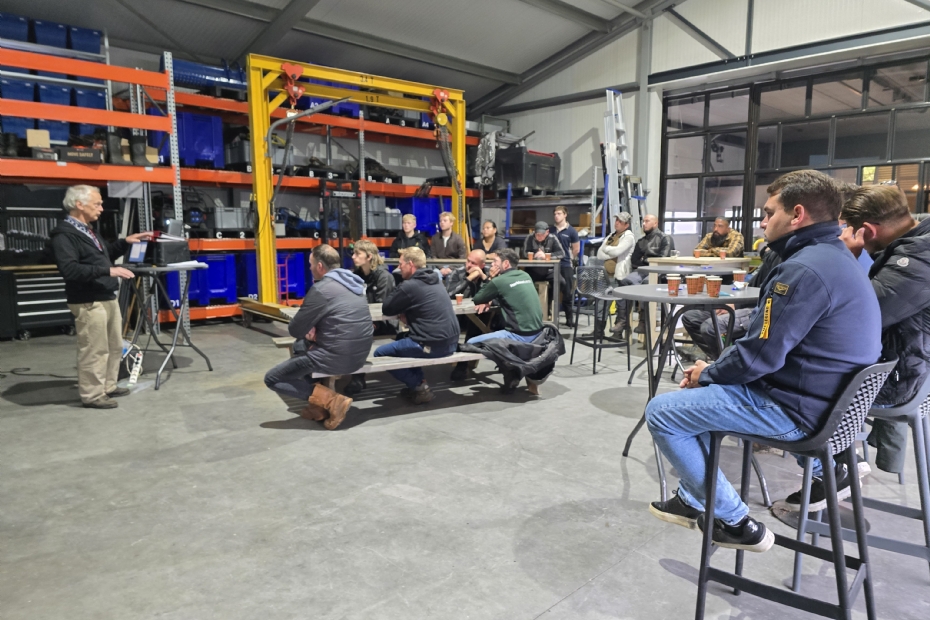 Zowel medewerkers van bedrijven als machinisten moeten goed opgeleid zijn. Zowel medewerkers van bedrijven als machinisten moeten goed opgeleid zijn.