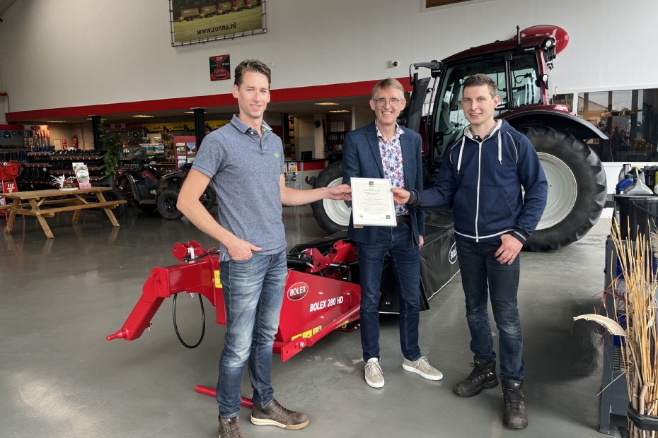 Bastian Zwijnenburg (l) en Arie Jaap Ruitenbeek van Bolex ontvangen het certificaat uit handen van Dick Oosthoek (m)