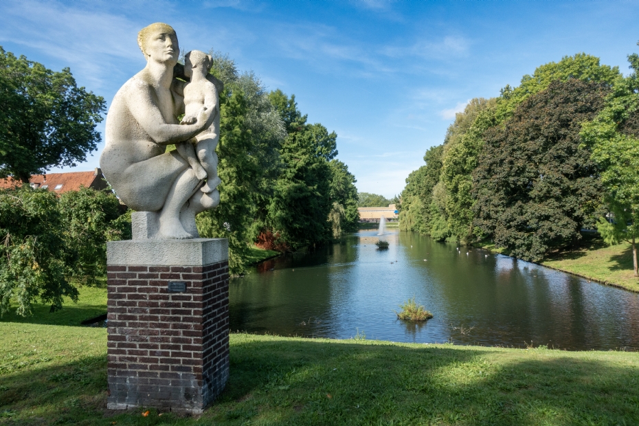 Lorentzvijver in beschermd gebied Hilversum-Oost met beeld van Joop Hekman, foto Marcel Westhoff, collectie Museum het Schip