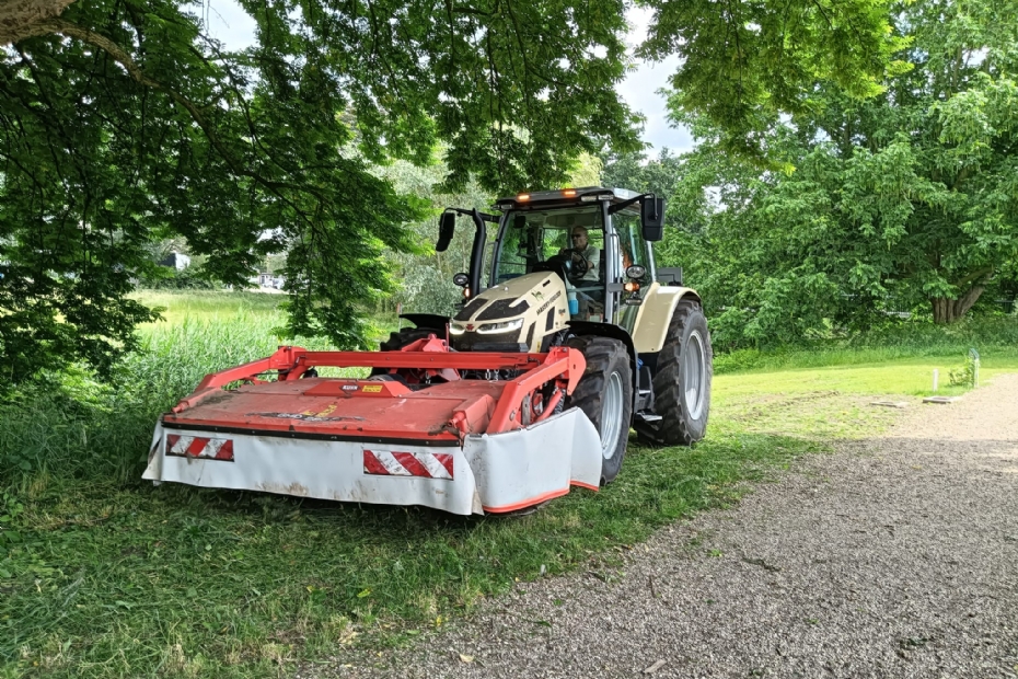 De compacte MF5S.145 geeft goed zicht op het werk, dankzij de aflopende neus De compacte MF5S.145 geeft goed zicht op het werk, dankzij de aflopende neus