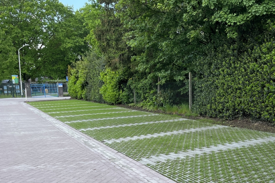 Het parkeerterrein aan de Kampstraat is gelegen nabij een tennisvereniging