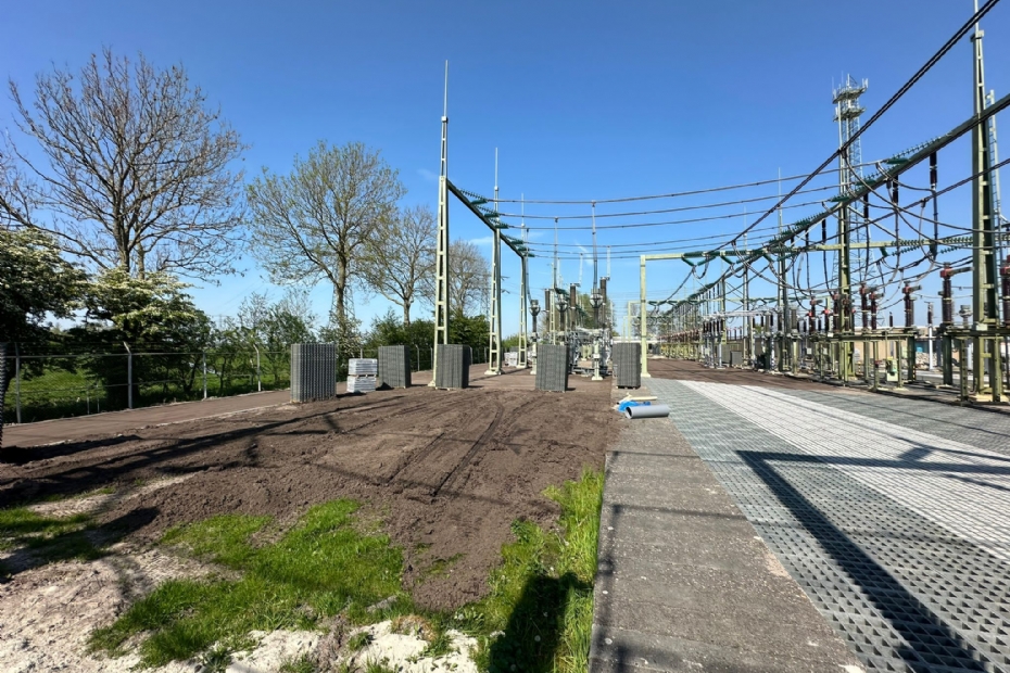 Bij de gerenoveerde 110 kV-schakeltuin in Louwsmeer zijn de TTE-roosters gedeeltelijk gevuld met betonklinkers en gedeeltelijk met substraat met graszaad