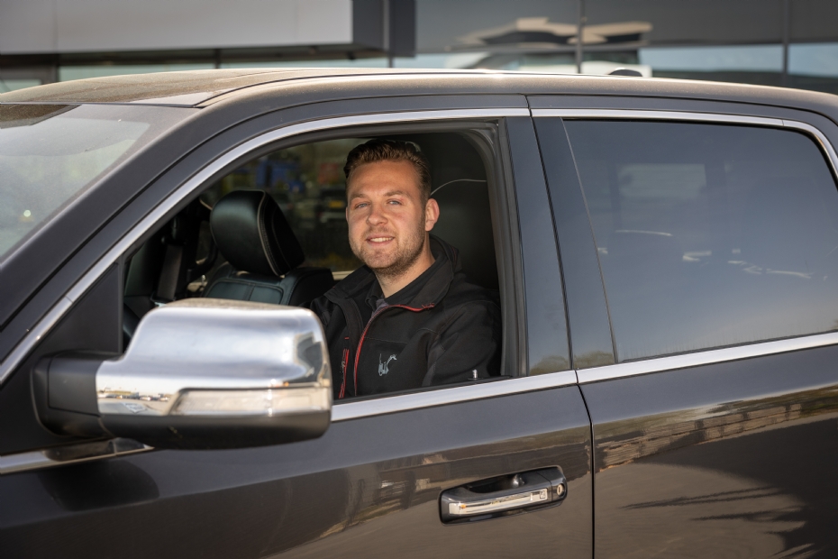 Niels Oltmans, verkoper buitendienst, tel. +31 (0) 6-2146 1337 Niels Oltmans, verkoper buitendienst, tel. +31 (0) 6-2146 1337