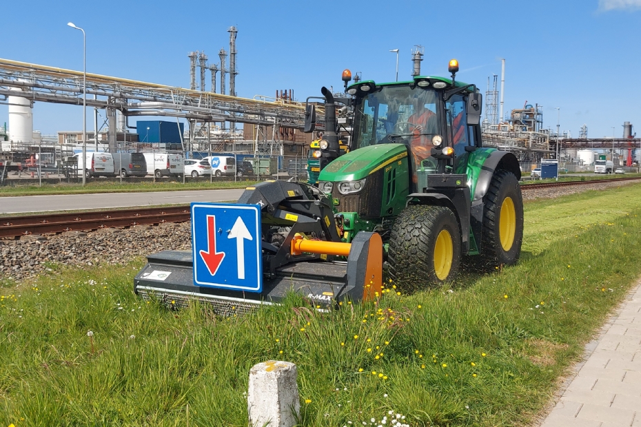 idverde Realisatie aan de slag met de MowHawk in het havengebied van Rotterdam