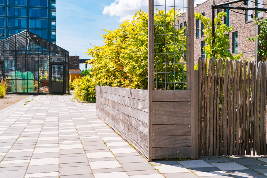 FURNS leverde voor het Binck Eiland bijvoorbeeld ook klimschermen met betongaas FURNS leverde voor het Binck Eiland bijvoorbeeld ook klimschermen met betongaas
