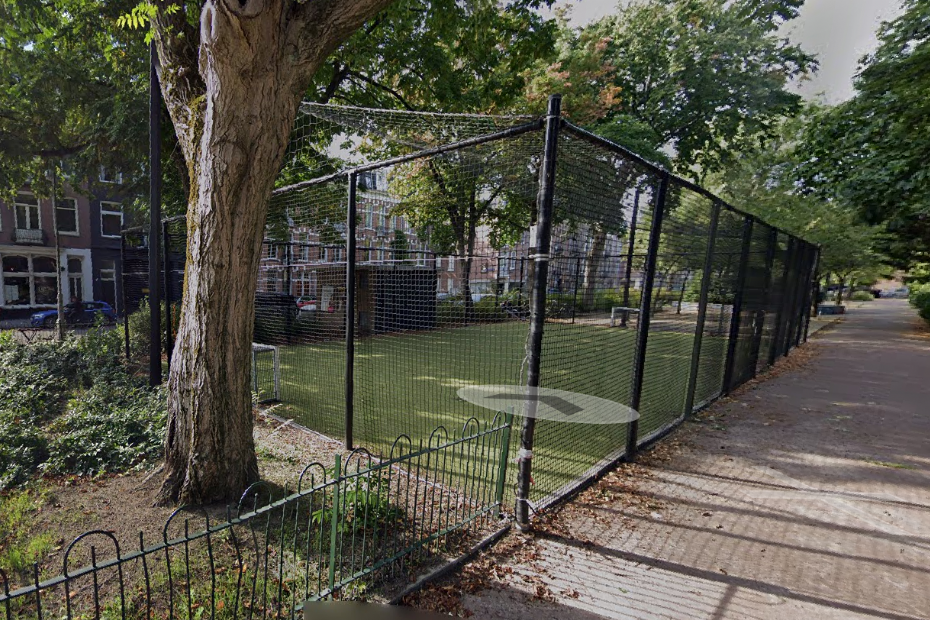 Het gehalveerde voetbalpleintje in Amsterdam (Google Streetview)