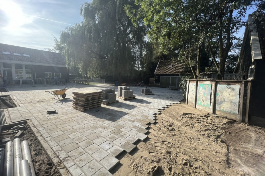 Na de ondergrondse infrastructuur volgde de bestrating. Beeld via Schadenberg Infratechniek Na de ondergrondse infrastructuur volgde de bestrating. Beeld via Schadenberg Infratechniek