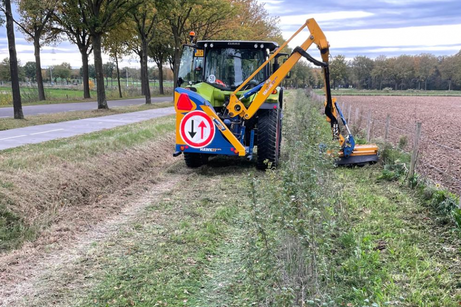 De klepelmaaier en de trekker zijn perfect op elkaar afgestemd (foto: gemeente Roerdalen)