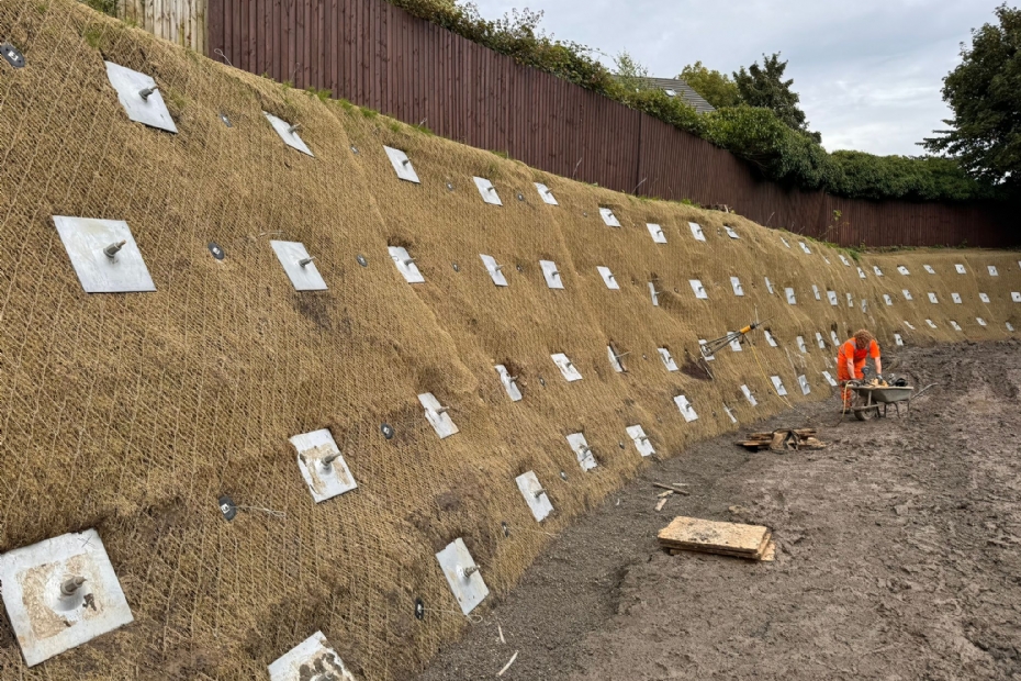 De ankers worden met name gebruikt om keermuren, damwanden, dijken en taluds te verstevigen De ankers worden met name gebruikt om keermuren, damwanden, dijken en taluds te verstevigen