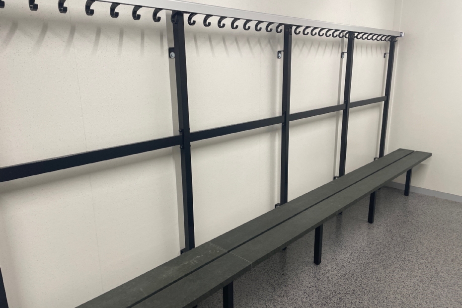 Banken van gerecycled materiaal in de kleedkamer Banken van gerecycled materiaal in de kleedkamer