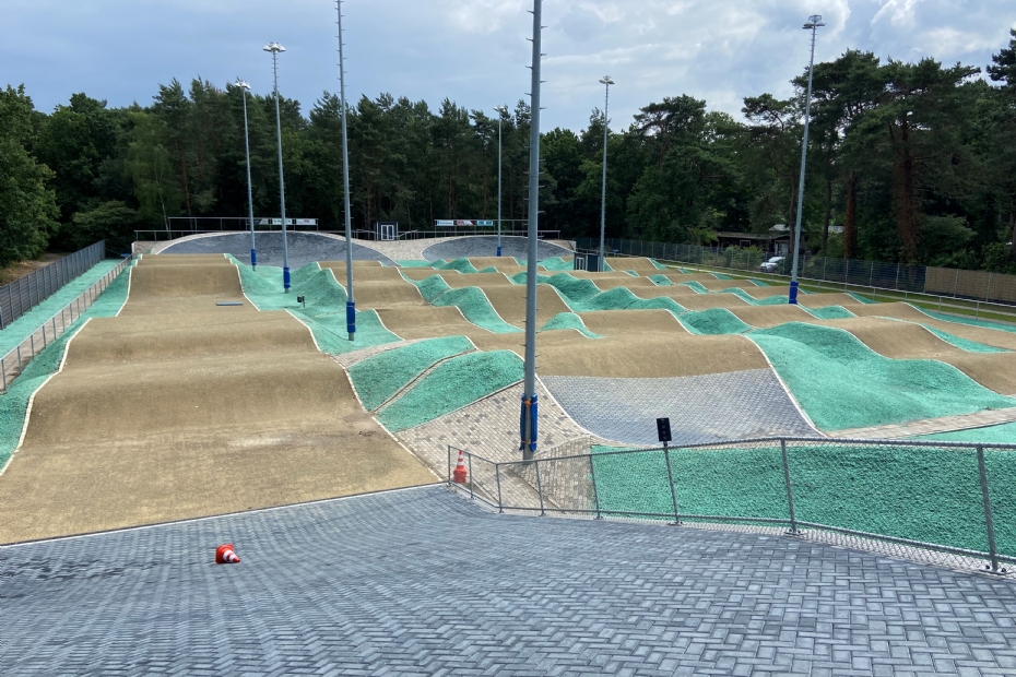 Hydraulisch ingezaaide golvende fietscrossbaan