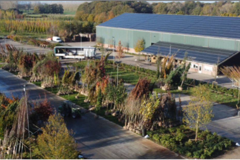 Luchtfoto van de boomkwekerij, met 4.000 vierkante meter aan zonnepanelen Luchtfoto van de boomkwekerij, met 4.000 vierkante meter aan zonnepanelen