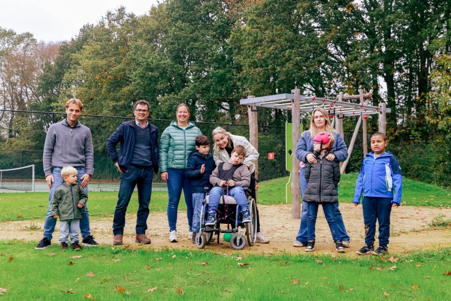 Koen Kint, tweede van links: 'Je ziet dat er op zo'n inclusieve speelplek contacten worden gelegd, waar soms mooie vriendschappen uit groeien.'