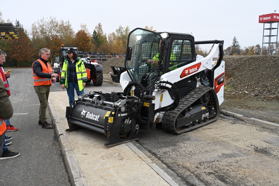 Productmanager Katinka Kincses geeft uitleg over een asfaltfrees aan de Nederlandse delegatie. Productmanager Katinka Kincses geeft uitleg over een asfaltfrees aan de Nederlandse delegatie.