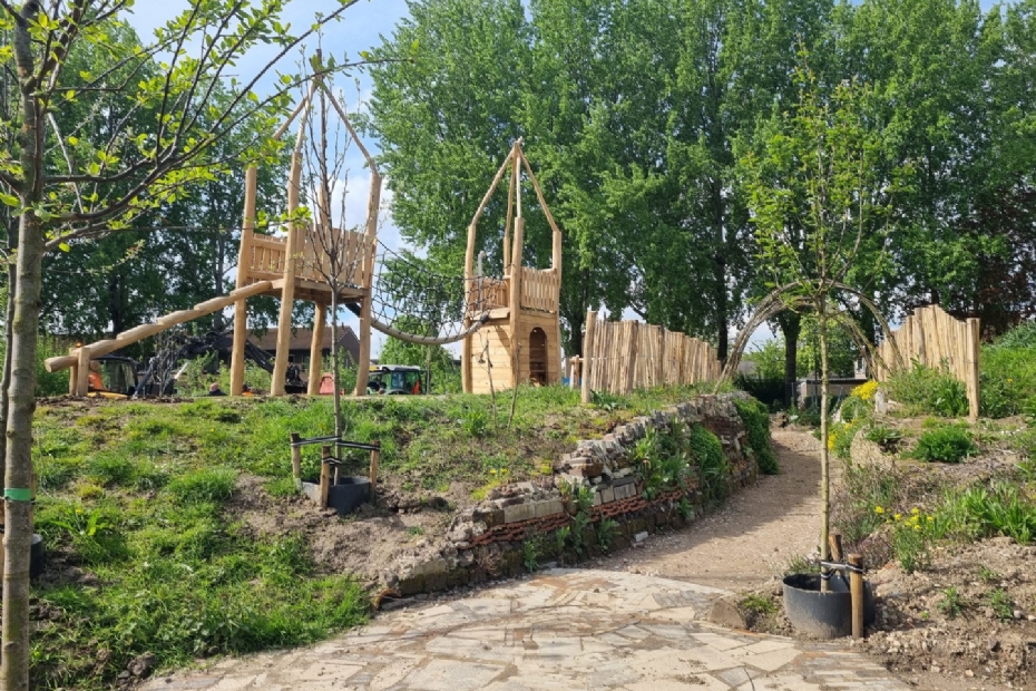 Een spannende heuvel met talloze klim- en speelmogelijkheden bij Samenspeelplek Speeleiland Parkstrook in Culemborg