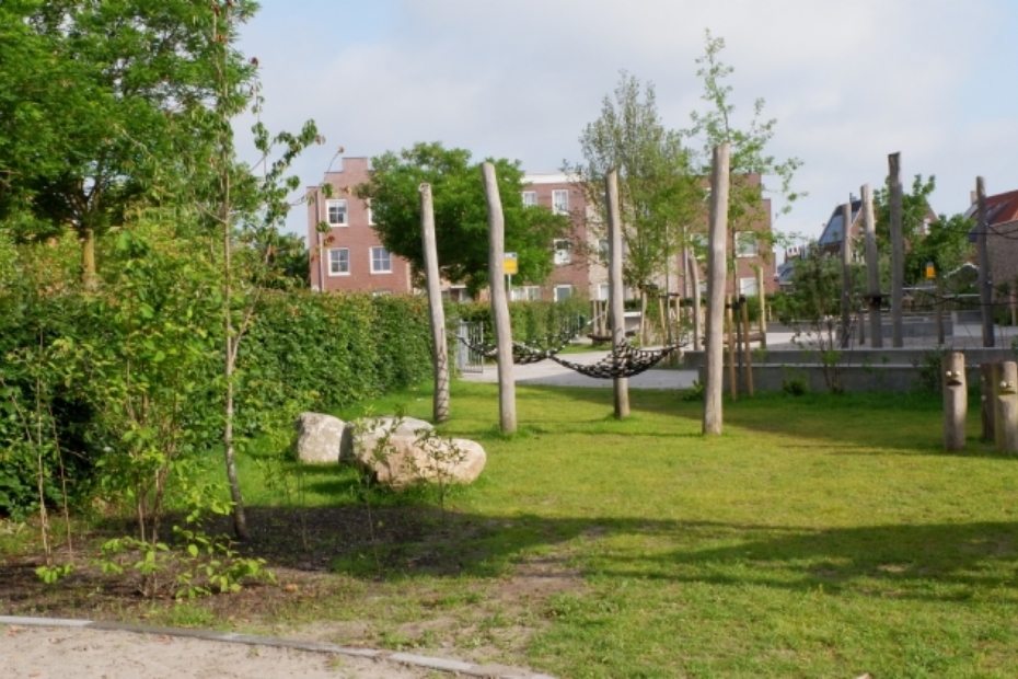 Een overzicht van de speelplek bij Sterrenschool het Universum in Almere