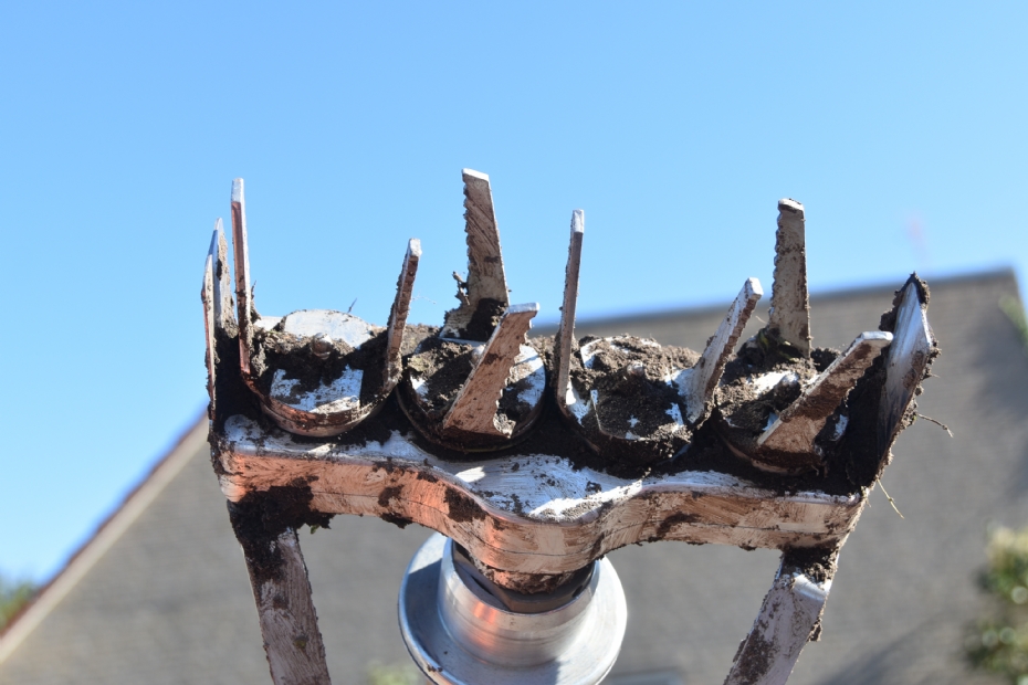 Het Prontec-opzetstuk voor de Stihl-combimachine heeft verticaal geplaatste messen Het Prontec-opzetstuk voor de Stihl-combimachine heeft verticaal geplaatste messen