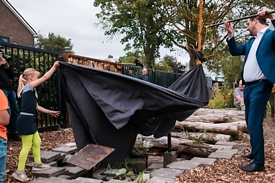 Opening door Stellingwerf van de eerste ecosloot in Nederland in de gemeente Leeuwarden Opening door Stellingwerf van de eerste ecosloot in Nederland in de gemeente Leeuwarden