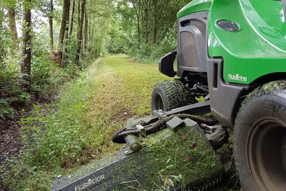 Een klepelmaaier kan zelfs een talud mee maaien Een klepelmaaier kan zelfs een talud mee maaien