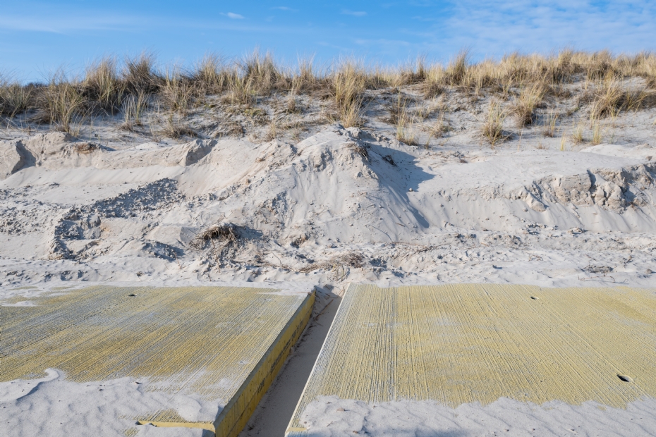 De toplaag met bezemstructuur zorgt voor extra grip bij nat weer en verhoogt zo de veiligheid voor fietsers en voetgangers. Foto: Zwaagstra Beton