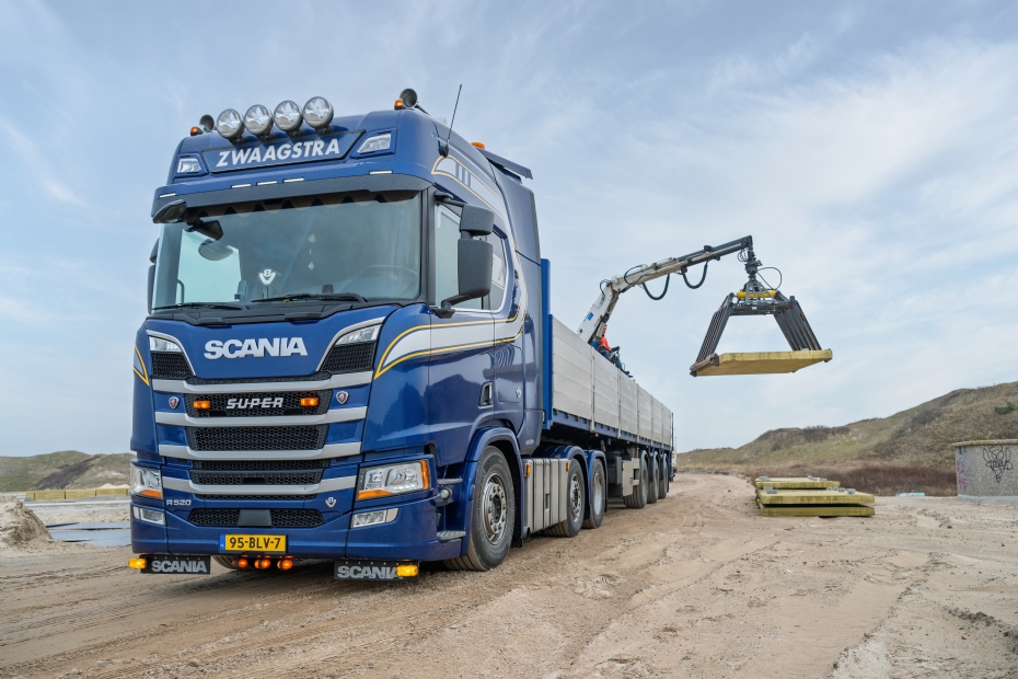 Zwaagstra Beton kan zowel het transport als de plaatsing verzorgen. De vrachtwagen kan de producten ook nauwkeurig op de definitieve plek plaatsen. Foto: Zwaagstra Beton