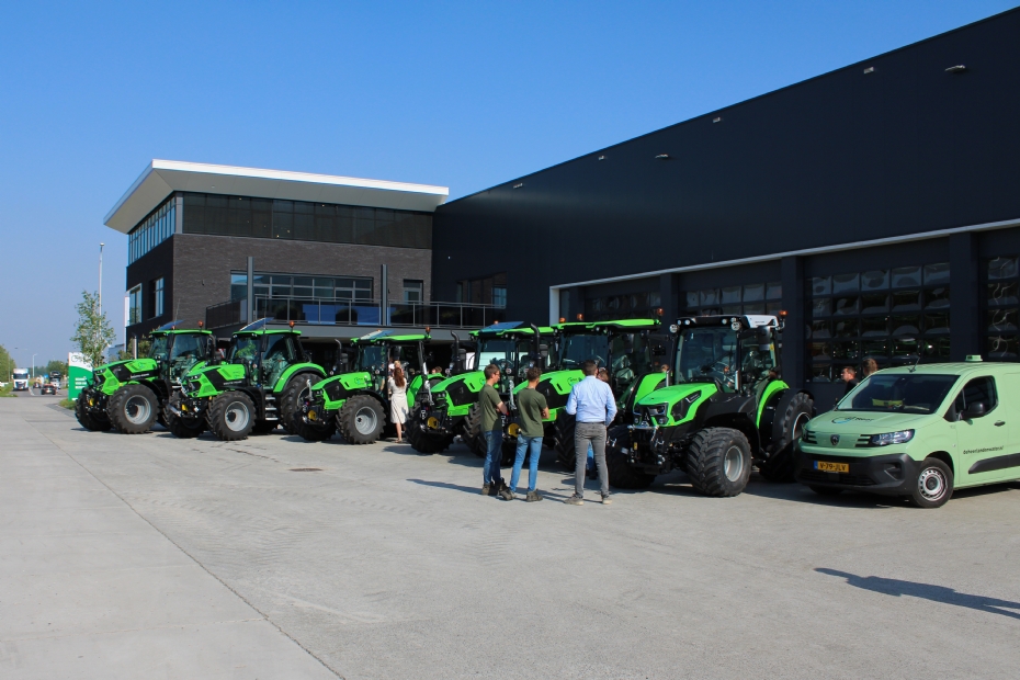 6x Deutz-Fahr bij De Heer op een rij 6x Deutz-Fahr bij De Heer op een rij