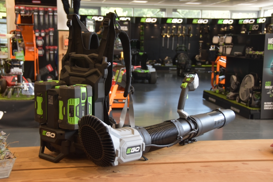 De EGO LPBX1100 wordt aangesloten op een backpack met accu's