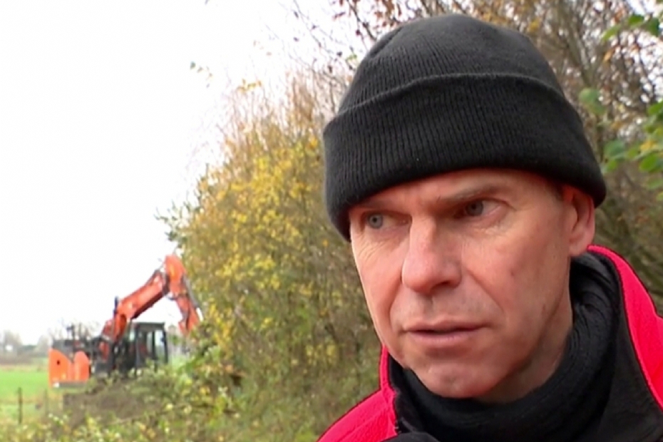 Toezichthouder Jeroen de Rooij van de gemeente Roosendaal: 'Ik had andere ervaringen met accukettingzagen, maar zie nu met eigen ogen dat ze inmiddels heel krachtig zijn.'