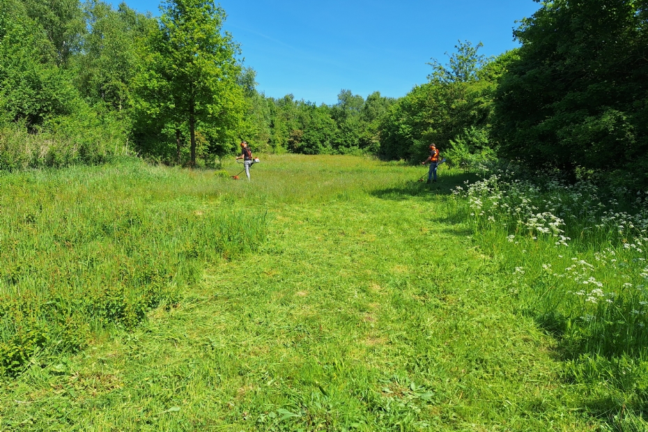 Twee proefpersonen testen het draad