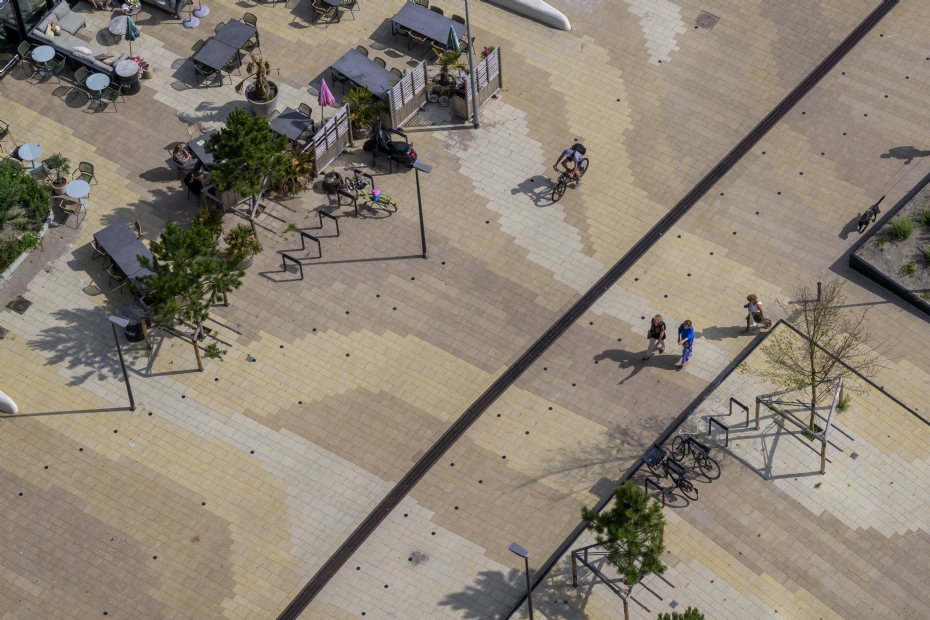 Golvende patronen als knipoog naar zandstructuren in de wind