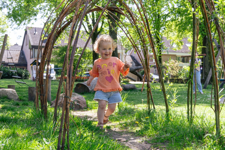 Kinderen gaan op avontuur in een natuurlijke omgeving waar spelen, ontdekken en beleven hand in hand gaan.