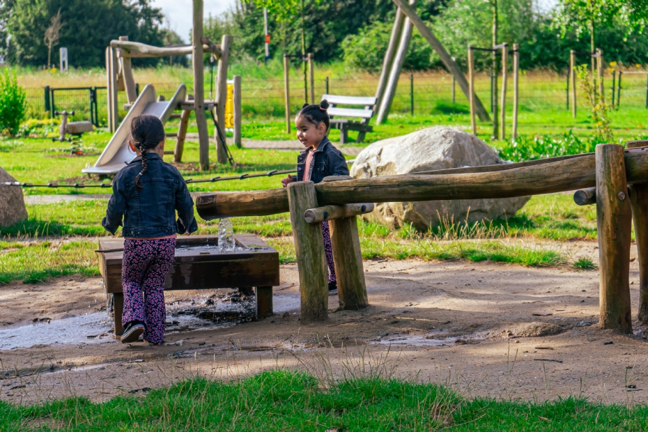 Wanneer je een watertafel toevoegt aan de speelplek, biedt dat verkoeling en eindeloos speelplezier.