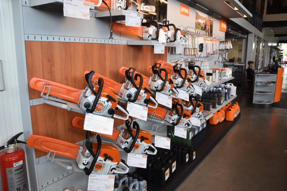 Een ruime vertegenwoordiging van Stihl in de showroom