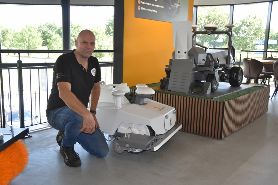 Teamleider Balder bij de robotmaaier/lijnentrekker van FJDynamics