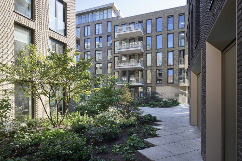 Slimme inzet van meerstammige en hoogstammige bomen, niet om het gebied visueel dicht te zetten, maar juist om de wind te breken, schaduw te bieden en biodiversiteit te versterken. Slimme inzet van meerstammige en hoogstammige bomen, niet om het gebied visueel dicht te zetten, maar juist om de wind te breken, schaduw te bieden en biodiversiteit te versterken.