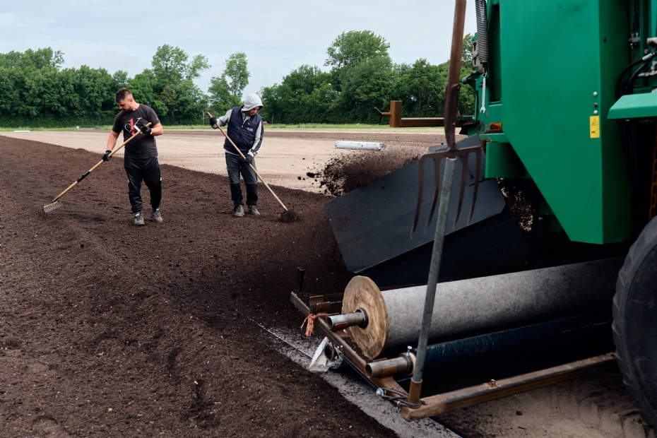 Na het egaliseren van de ondergrond wordt een biologisch afbreekbare mat met substraat aangebracht Na het egaliseren van de ondergrond wordt een biologisch afbreekbare mat met substraat aangebracht