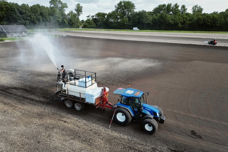 Het zaadmengsel wordt ingezaaid met hydroseeding: een methode waarbij de zaden met water en vezels gelijkmatig worden verdeeld Het zaadmengsel wordt ingezaaid met hydroseeding: een methode waarbij de zaden met water en vezels gelijkmatig worden verdeeld