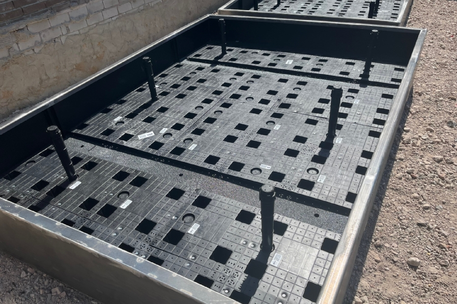 In de plantenbakken ligt het reservoir van het WaterUps-systeem