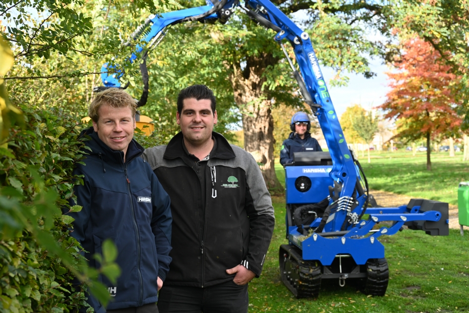 Vlnr naar rechts Sjors Harsma en Swen Dinnissen. Op de machine Peter van der Kooij