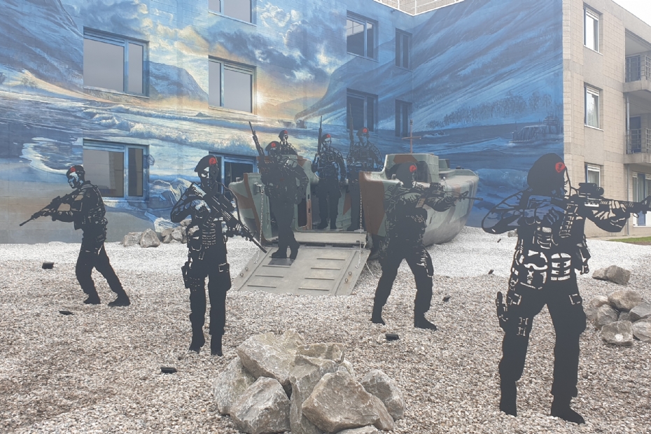 Het monument 'De mannen van staal' bij de Van Ghentkazerne te Rotterdam is één van de recente projecten in de regio