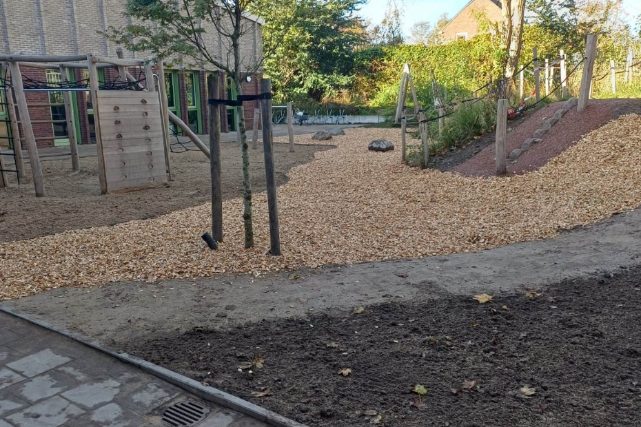 In Sint Pancras zijn 40 bigbags met in totaal 40 m³ voorgedroogde naaldhoutchips aangebracht ter vervanging van een valondergrond. In Sint Pancras zijn 40 bigbags met in totaal 40 m³ voorgedroogde naaldhoutchips aangebracht ter vervanging van een valondergrond.