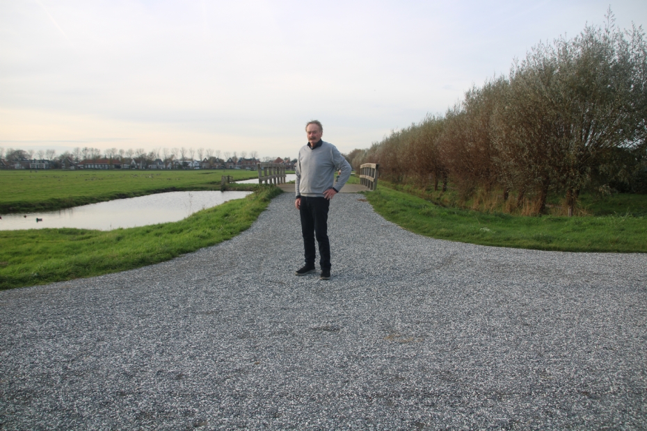 Jos Put op het nieuwe Knisper, het alternatief voor schelpenpaden Jos Put op het nieuwe Knisper, het alternatief voor schelpenpaden